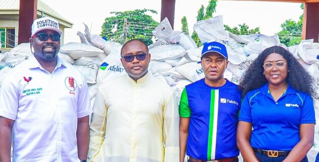 L-R: Chairman, Awka South Local Government Area, Chinedu Okafor; Chancellor, Catholic Diocese of Awka, Reverend Charles Ndubuisi; Regional Bank Head, Awka, Fidelity Bank Plc, Dr. Nosa Orumwense; and Team Lead, Corporate Social Responsibility (CSR), Fidelity Bank Plc, Victoria Abuka; at the Fidelity Food Bank distribution event held in Awka, Anambra State recently.