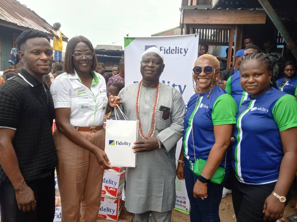 L-R: Proprietor, Part of Solution , Makoko, Prince Shemede Taiwo; Team Lead, CSR, Fidelity Bank Plc, Victoria Abuka; Traditional Leader of Makoko Community, Shemede Emmanuel Ajaka; Head, HR Business Partnerships & Communication, Fidelity Bank Plc, Nwamaka Kalu; and Class Governor, Achievers’ Inductees Class, Fidelity Bank Plc, Oluwabusayo Obagunwa, during the Fidelity Helping Hands Program (FHHP) outreach and donation of food items and other relief materials to residents of Makoko, Lagos.