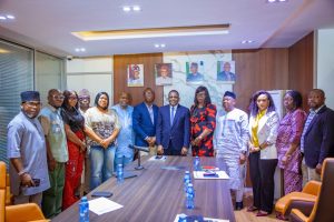 The Director-General/Chief Executive Officer of the Nigerian Port Economy Regulatory Agency (NPERA), Dr. Akutah Pius Ukeyima alongside members of the agency’s management and the President of the Congress of Nigerian Maritime Media Practitioners (CONMMEP), Udo Onyeka, with other executive members of the Congress during a courtesy visit by CONMMEP to NPERA.